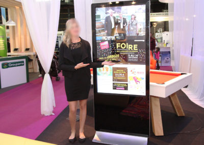 LED&COM : Borne interactive et tactile verticale simple face pour galerie commerciale