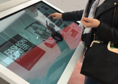 LED&COM : Borne tactile interactive pour informations commerciales