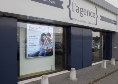 LED&COM : Écran LED vitrine agence immobilière